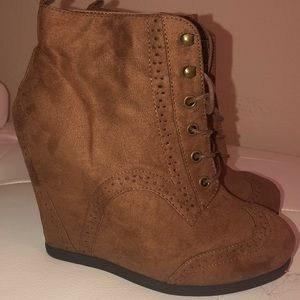 Super cute wedge heeled bootie.